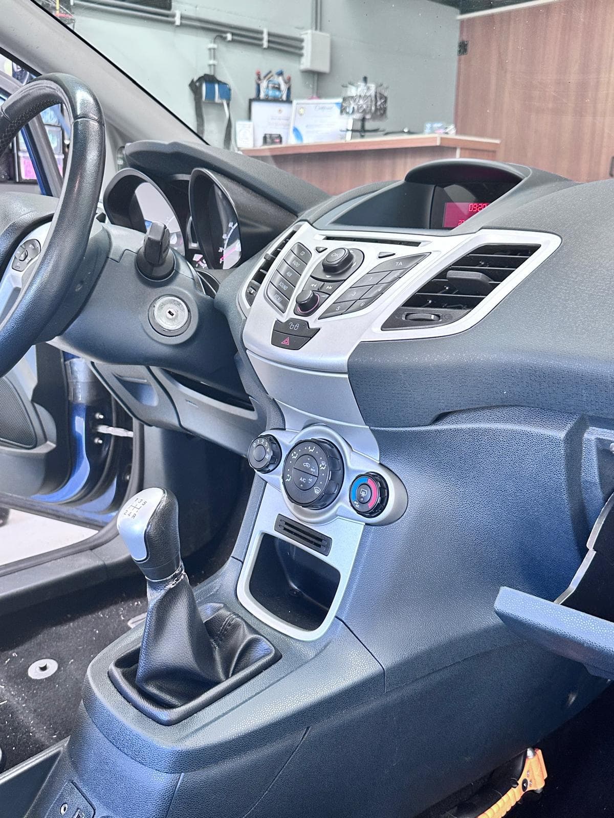 Middenconsole vóór de behandeling